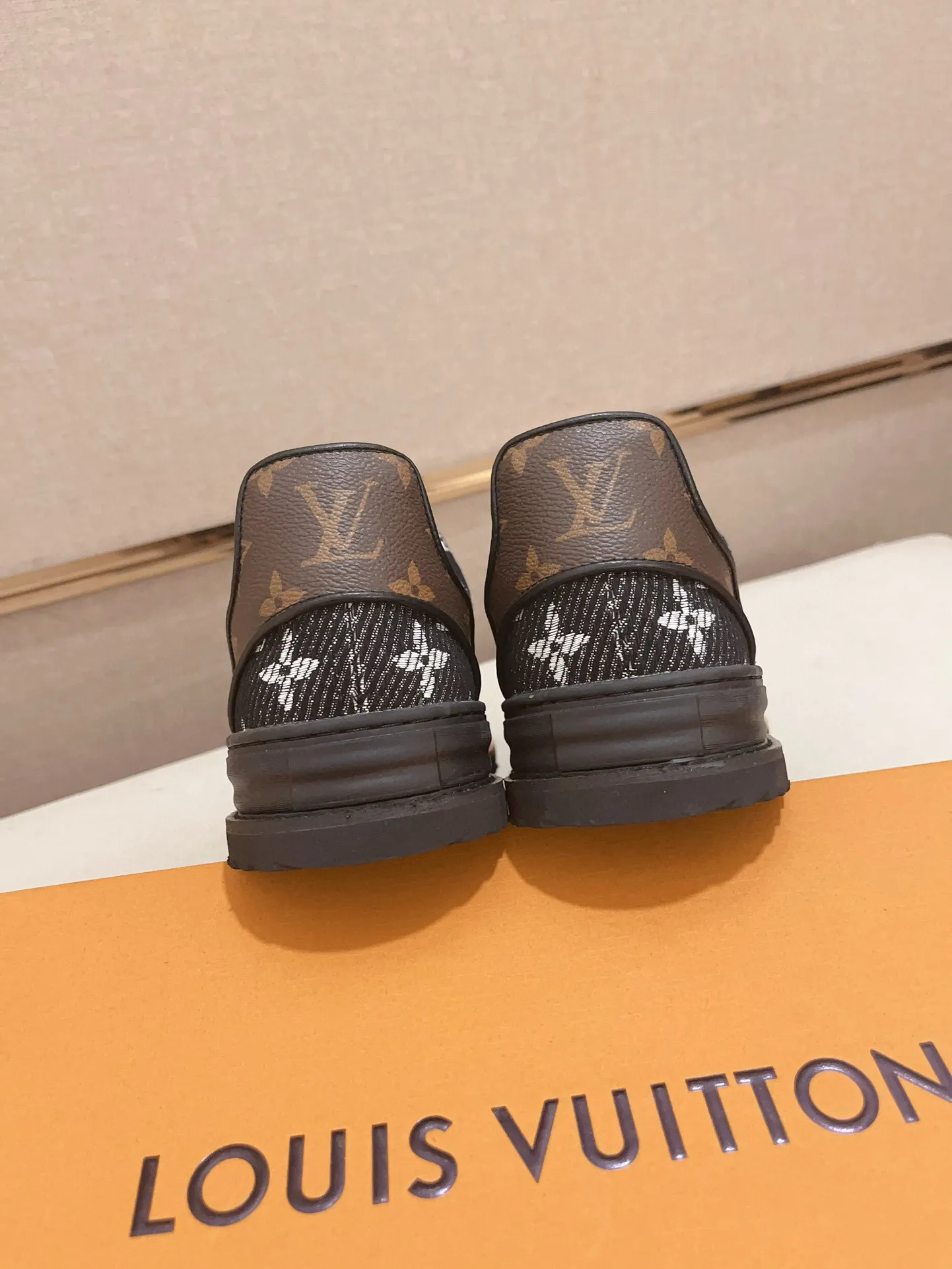 Men's shoes💰 400💰Louis Vuitton (Louis Vuitton/LV) top 🔍🔍 new models are on sale at the same time, the upper 🇮🇹 imported first-layer cowhide from Italy, fully imported sheepskin lining 💪💪, completely 1⃣️ to 1 ⃣️Re-engraved🇮🇹💪💪, ⚠Sole: The original sole is specially provided by the original factory, the exclusive movable molded sole is super comfortable, ⚠The original factory follows the order, 🔍🔍high quality, you can enter and exit the counter at will, welcome to compare⚠. Code number: 38-44. Can be customized for 45 non-refundable!